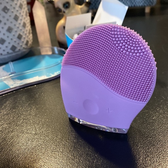 LIFE | Mini Silicon Facial Brush - Picture 4 of 8